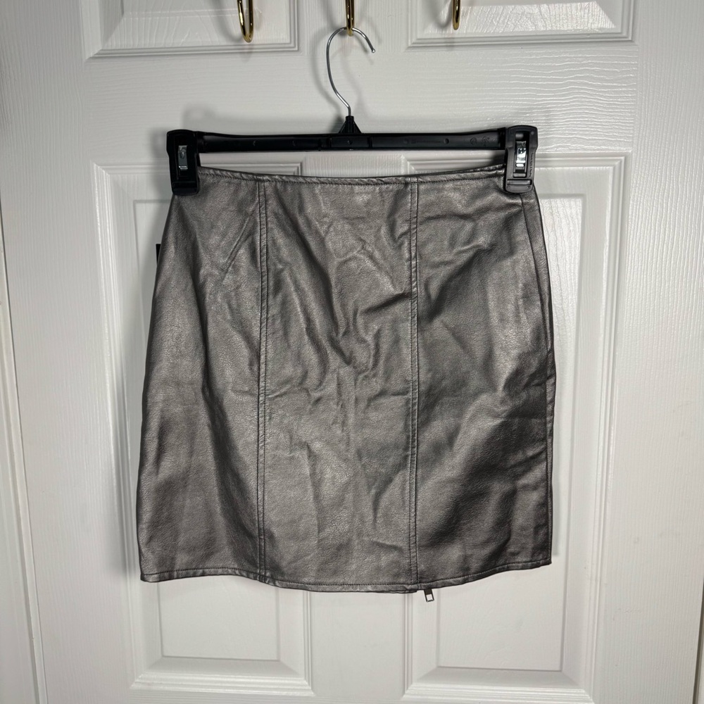 Stylish Metallic Mini Skirt‎ - Picture 3 of 5